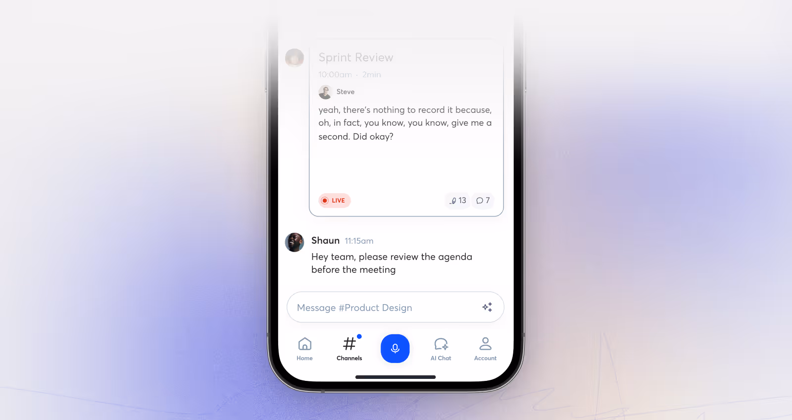 Otterのモバイルアプリ。Sprint Reviewというライブ中の文字起こしカードに話者名とLIVEのバッジ、リアクションとコメントの数が表示され、その下にSlackのようなチャンネルのメッセージ、下部にHome、Channels、録音ボタン、AI Chat、Accountのタブが並んでいます