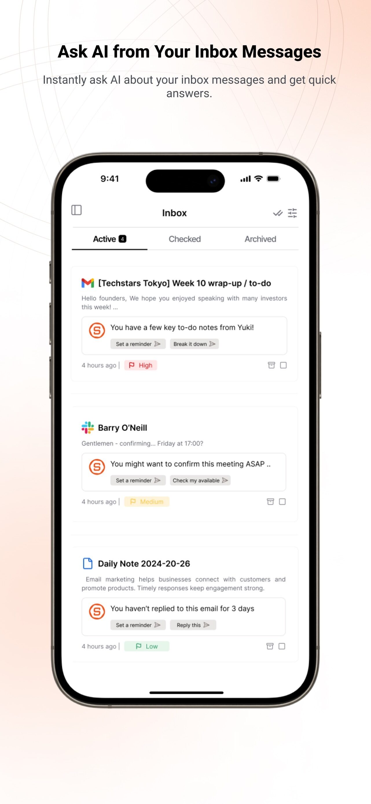 iPhoneの画面。Saner.aiの受信箱タブにGmailのダイジェスト、Slackのメッセージ、デイリーノートがカードとして並び、それぞれに「リマインダーを設定」「これに返信」などのAI提案と優先度のラベルが付いている