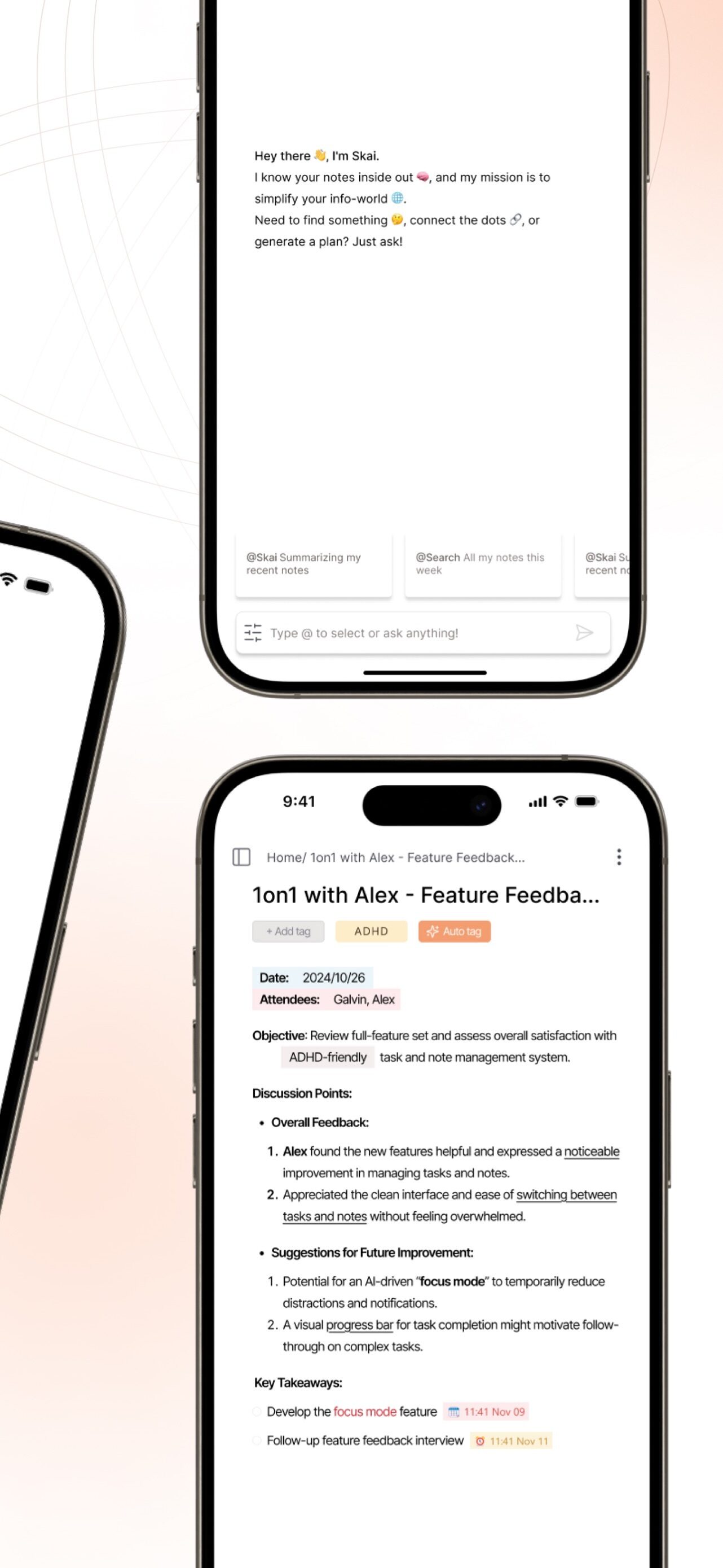 iPhoneの画面。Skaiの挨拶画面に提案チップが並び、その下に「1on1 with Alex」というメモがADHDとAuto tagのタグ付きで表示され、参加者の表、話し合った点、要点のそれぞれに期限のチップが付いている