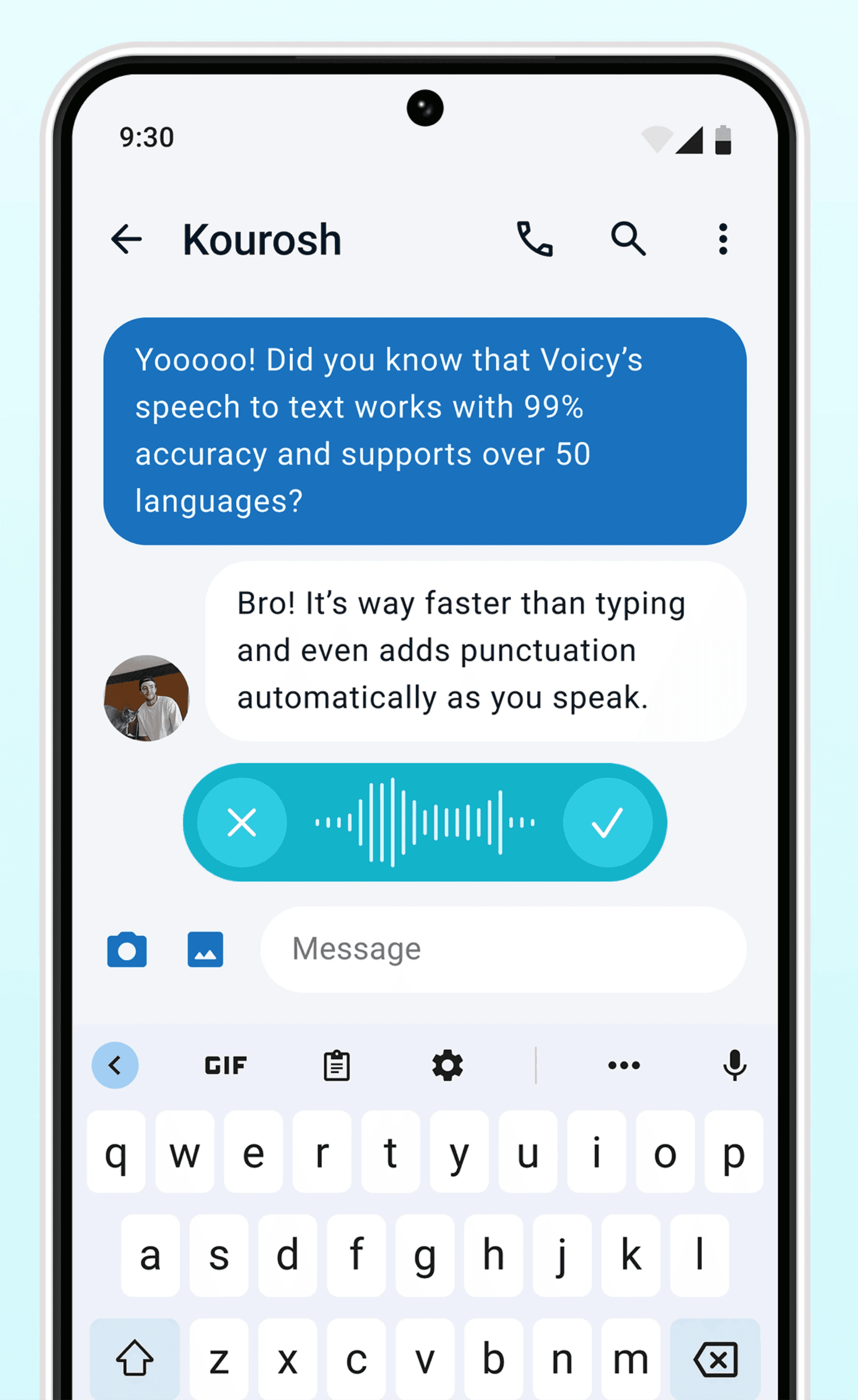 Androidのメッセージ画面。音声認識の精度と対応言語について話している2つの吹き出しの下に、キーボードの上に重なる形でVoicyの緑色の録音バーが表示され、取り消しボタン、動く波形、確定のチェックマークが並んでいる