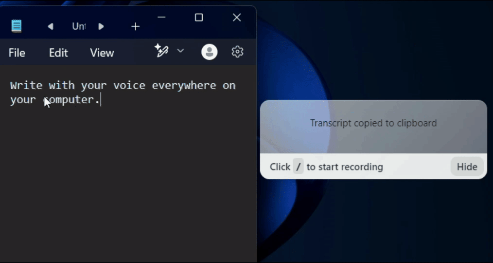Windows 11のデスクトップで開いたメモ帳。「Write with your voice everywhere on your computer」という一文が入力されていて、その横に「Transcript copied to clipboard」と表示されたVoicyのパネルと「Click / to start recording」というヒントが並んでいる