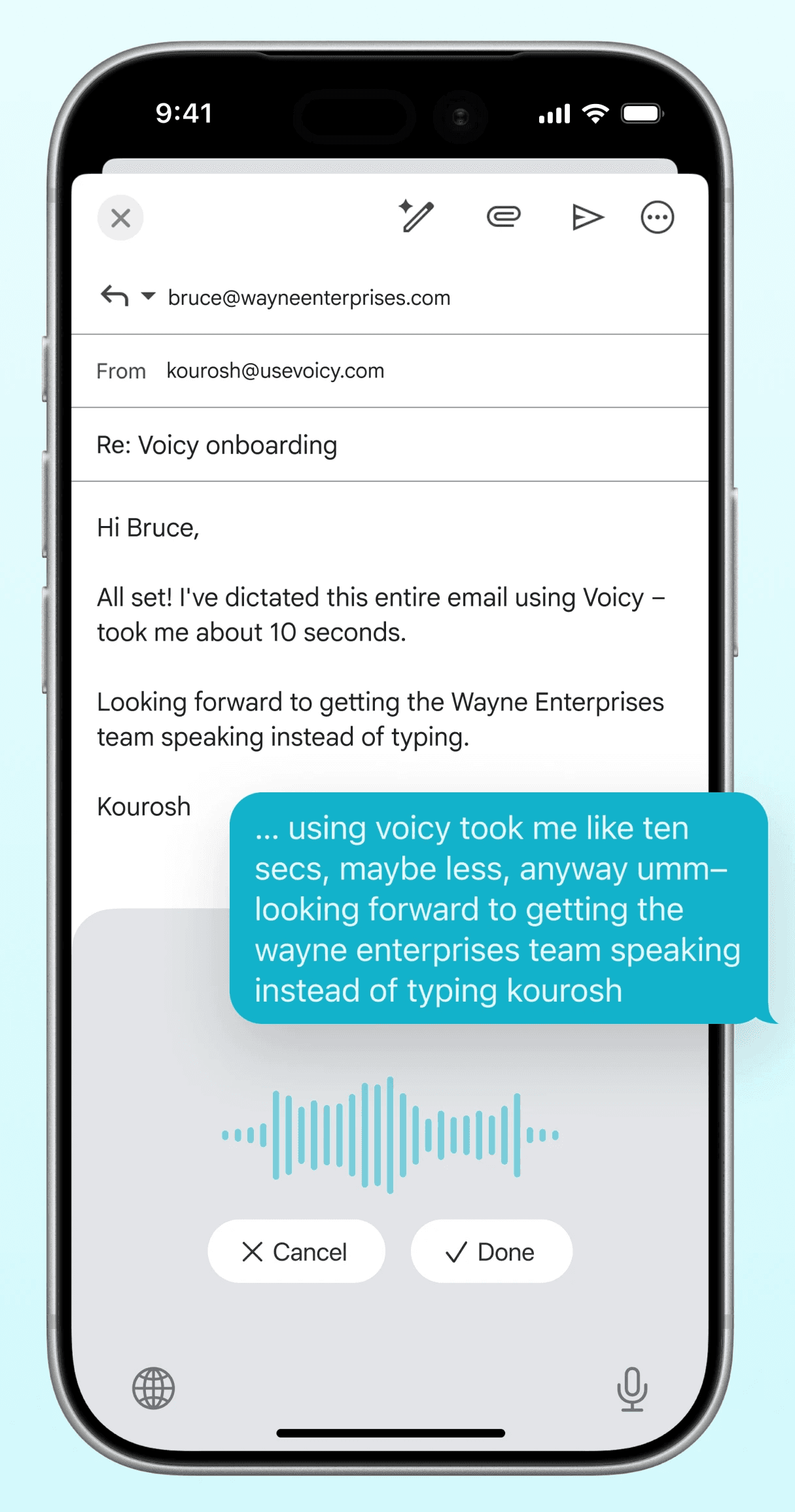 iPhoneのGmail作成画面に音声で入力された本文が表示され、下部にVoicyの緑色の録音シートと波形、キャンセルと完了のボタンが並び、話した言葉と整えられた文章を比べる吹き出しが添えられている画面