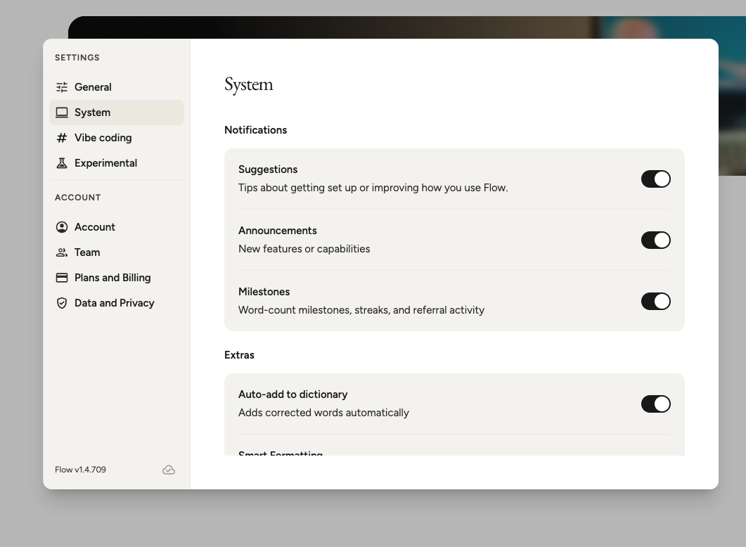 Wispr FlowのmacOS版のSystem設定。Suggestions、Announcements、Milestonesの通知スイッチが並び、その下のExtrasの先頭にAuto-add to dictionaryがあり、修正した語を自動で辞書に追加すると書かれています